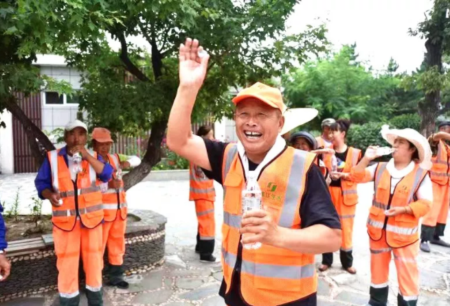 高新区为高温下坚守岗位的工作人员送“清凉”