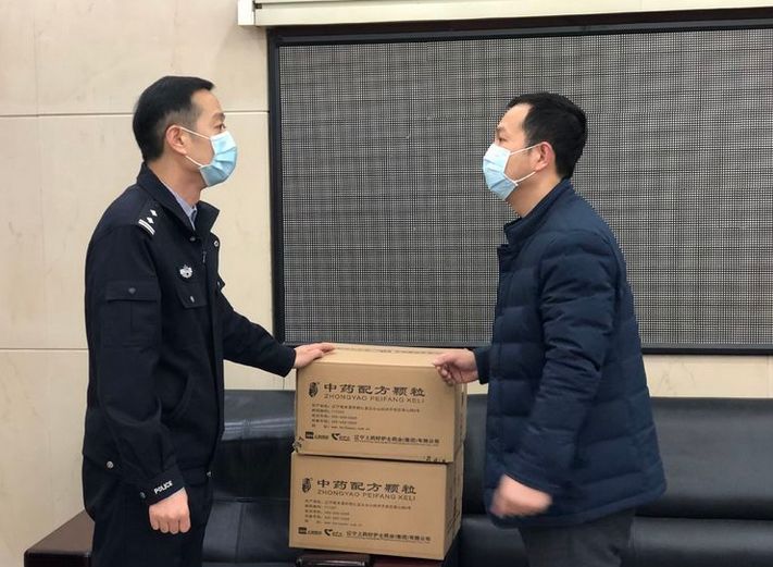 药都企业辽宁上药好护士药业慰问平山公安民警赠送防控药品