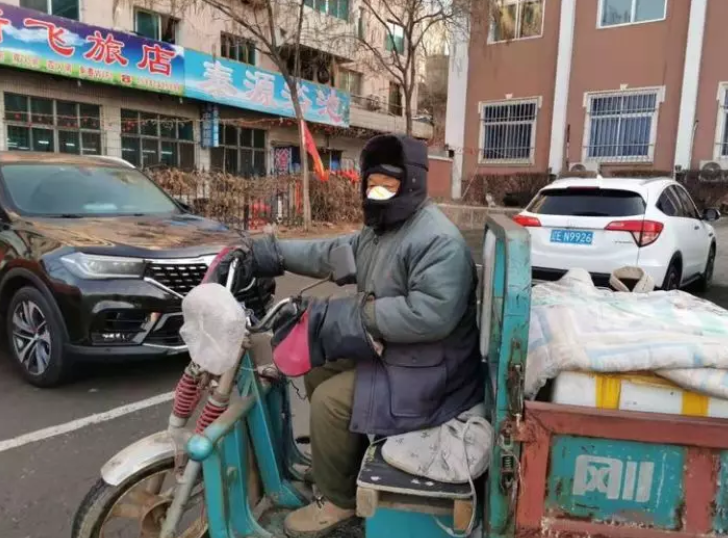 67岁老人每天靠辛苦卖菜挣钱，为支援疫情防控捐款