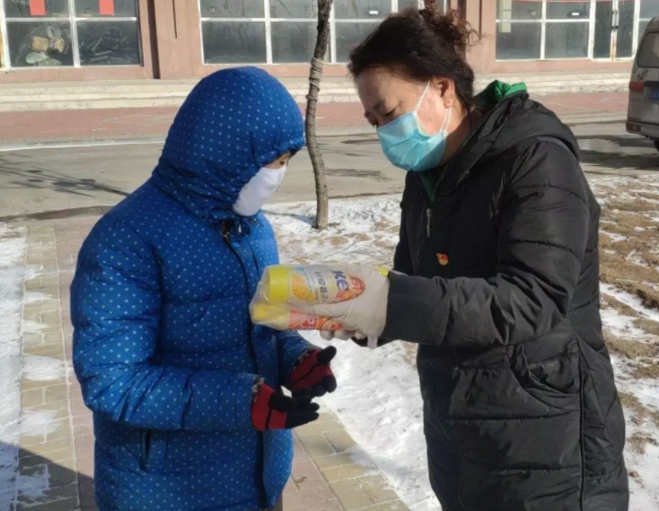 “钉”在抗击疫情一线的“女汉子 ——张其寨街道花岭村书记海平