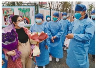 雷神山医院首例孕妇患者出院