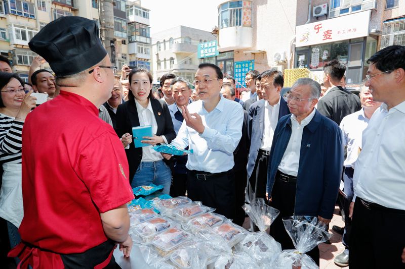 李克强称赞地摊经济、小店经济：是人间的烟火，是中国的生机