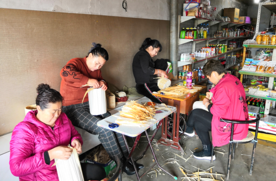 【走向我们的小康生活】村民致富创新路 变废为宝增收入