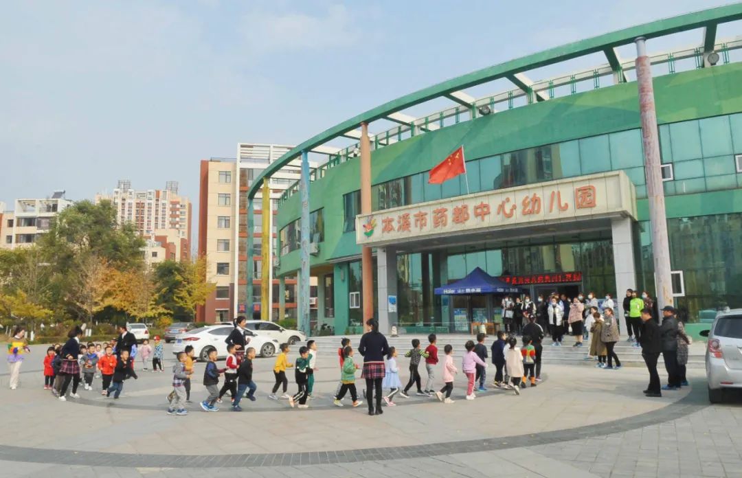 高新区举行幼儿园园长提高培训暨“携手共进促成长”观摩活动