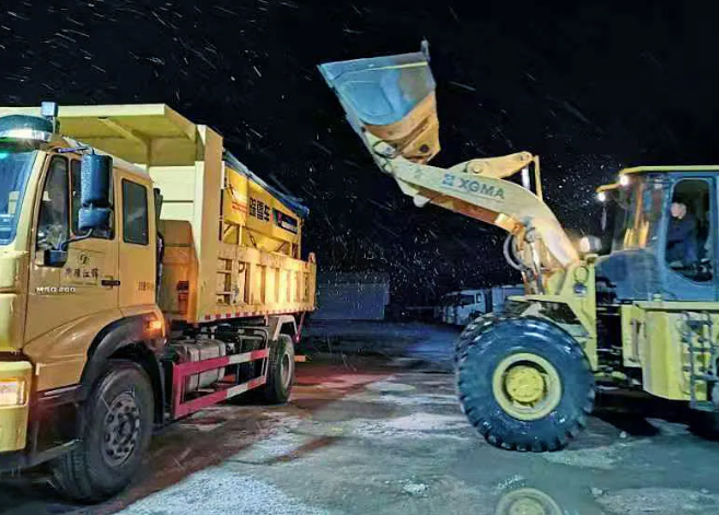 初雪除运忙 新区路路畅