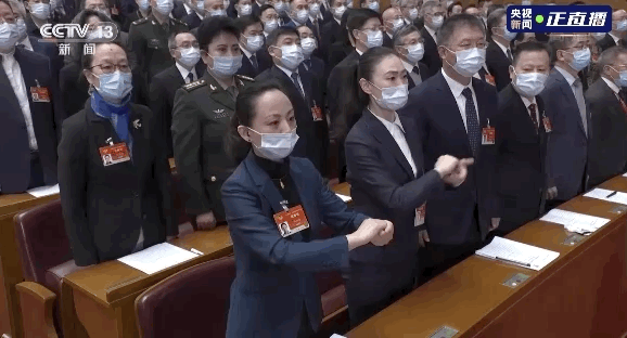 【好网民看两会】开幕会上，她们这样“唱”国歌→