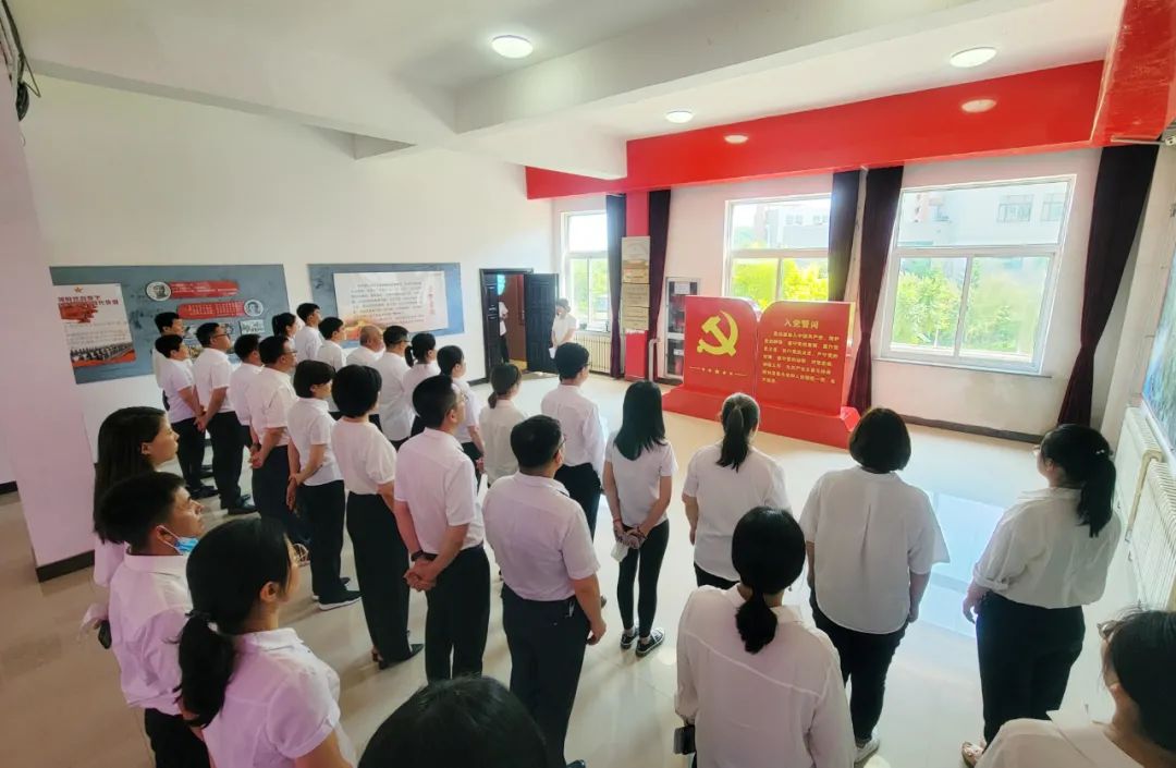 【庆祝中国共产党成立100周年】本溪高新区机关党委组织开展新党员入党宣誓和老党员重温誓词活动