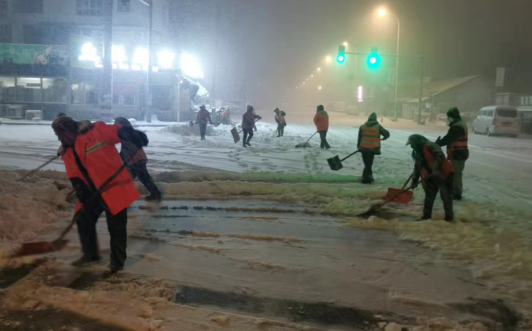 【药都要闻】高新区环境保护与城市管理局昼夜奋战 破冰除雪保畅通