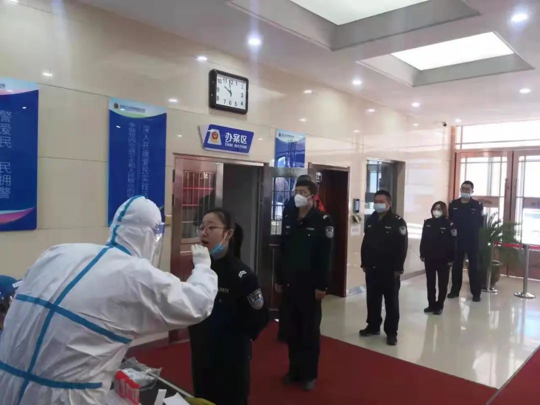 【疫情防控】高新区公安分局主动开展全员核酸检测扎实做好内部安全防控