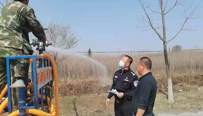 【药都要闻】高新区交警护航春耕  送水电到田地