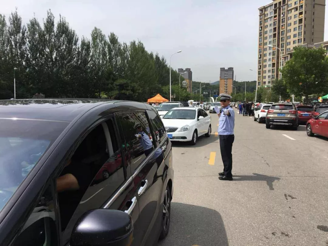 高新区交警大队为高中报到新生保驾护航