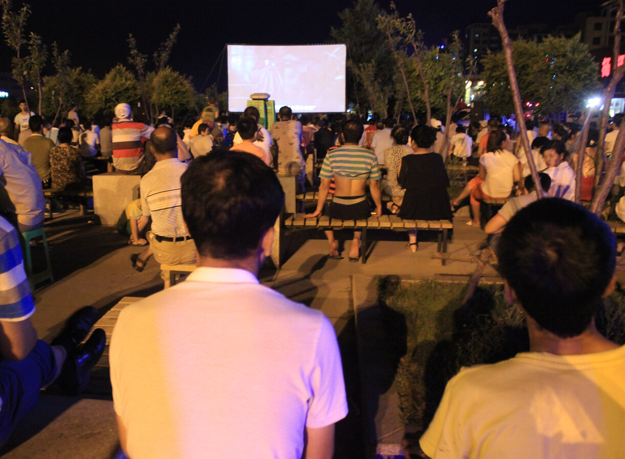 露天电影丰富了药都居民夏夜生活