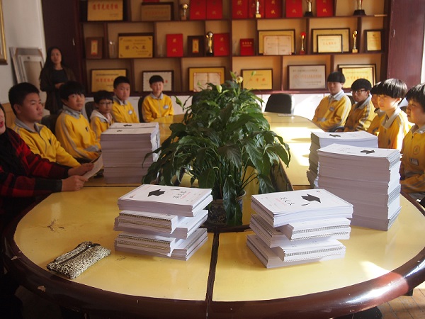 辽宁博硕向学生送作业本献爱心