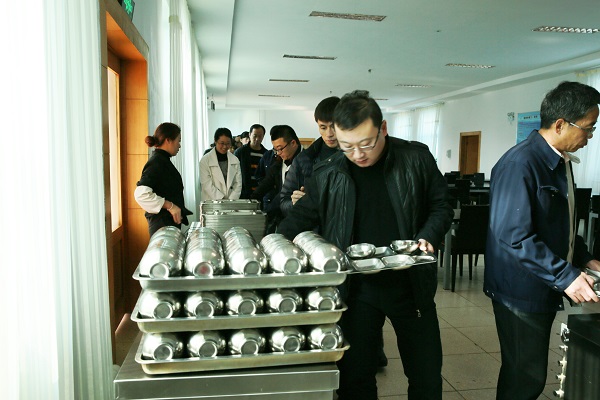 高新区机关食堂用心服务，为职工做好每一餐