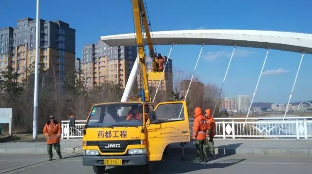 高新区城市管理局四天完成飞燕桥亮化维修工作