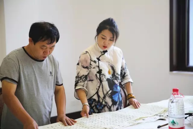 书墨飘香承智慧 润泽芬芳扬文化——15名知名书画家 送文化进药都掠影
