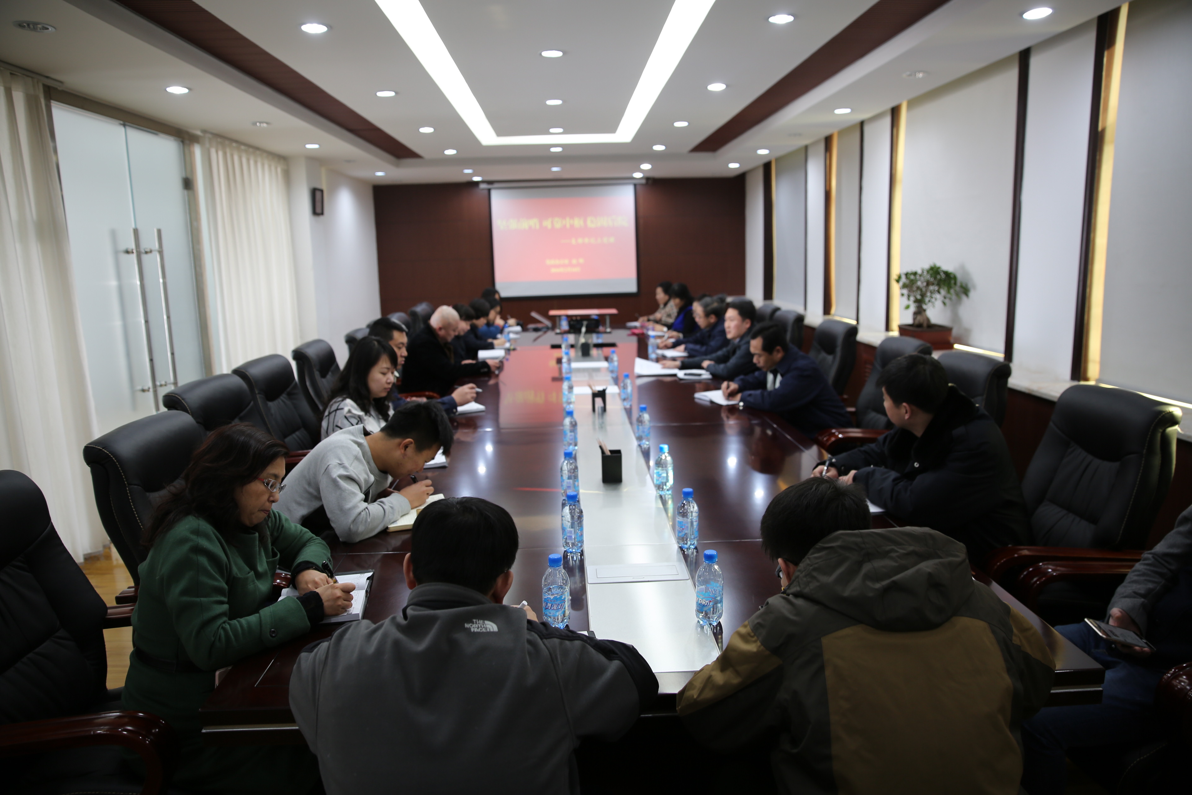 全力打造高新区的“坚强前哨、可靠中枢、稳固后院”