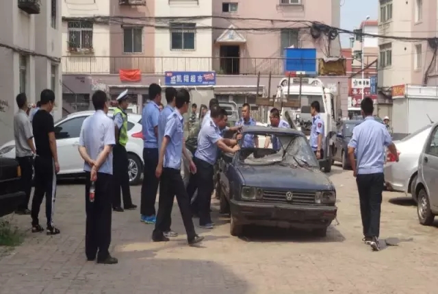  部门联手依法清理小区“僵尸车”
