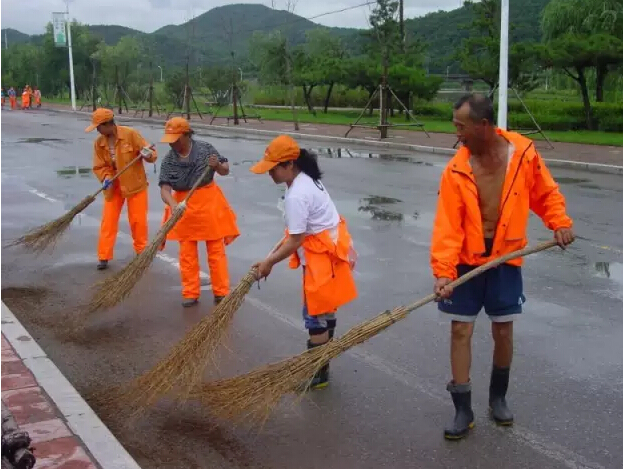 区城市管理局多措并举全力恢复雨后市容环境