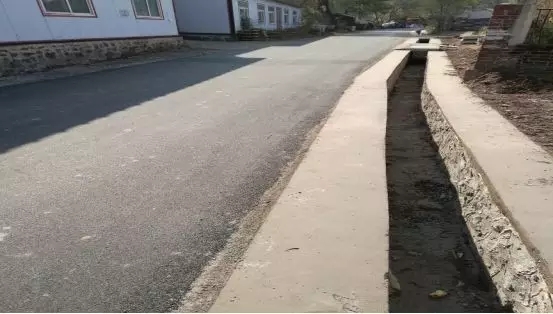 石桥子街道办事处开展村路硬化工程 解决村民出行难