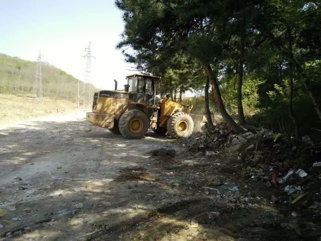 高新区清理张石线建筑垃圾 周边环境得到改善