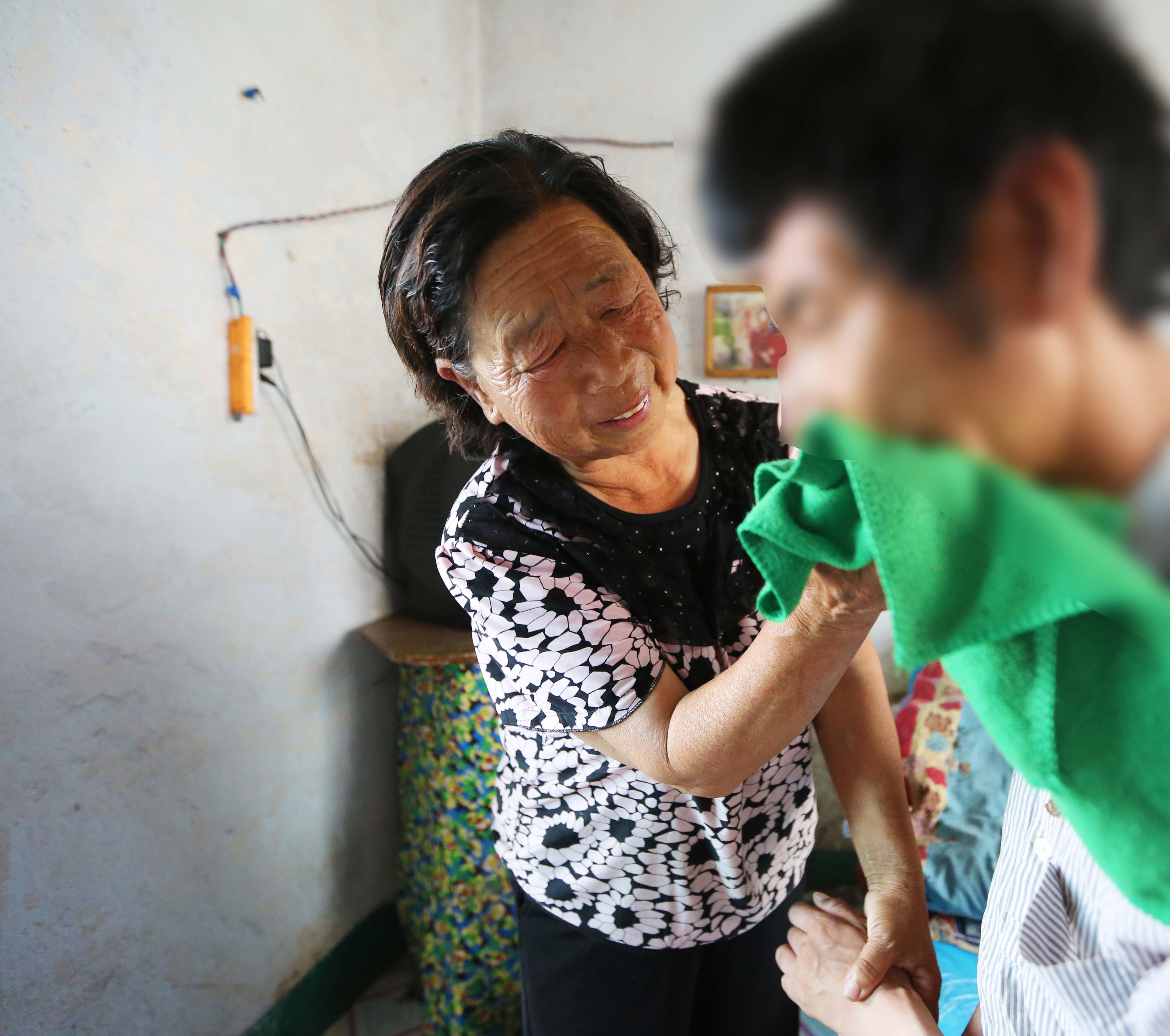 33载如一日 无私母亲含辛茹苦养育脑瘫养子