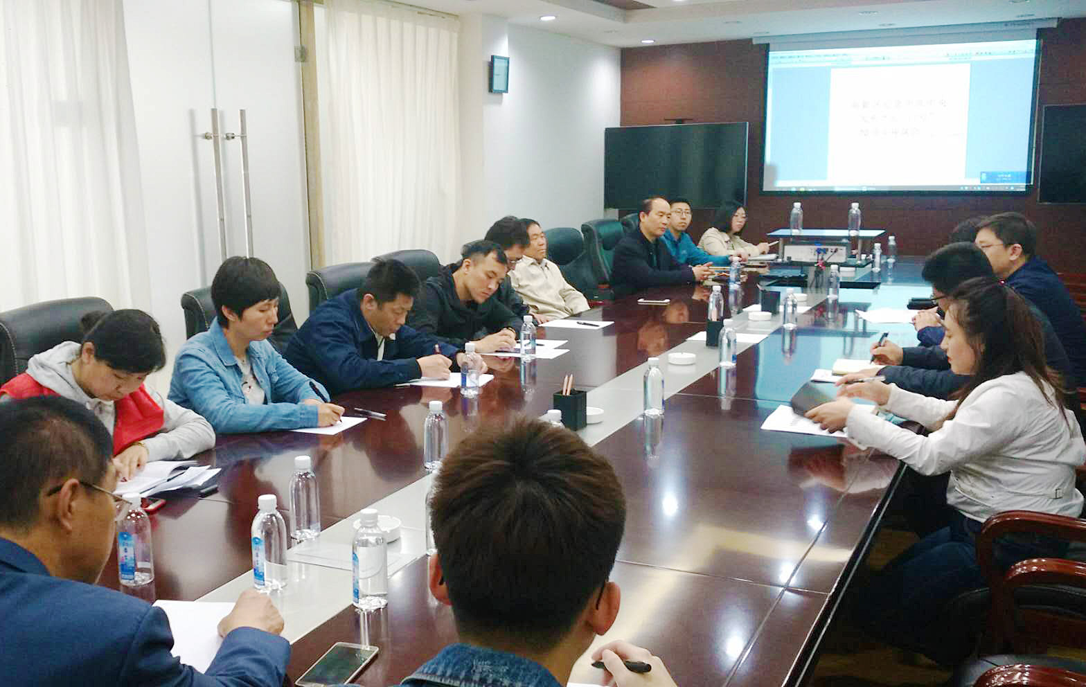 高新区召开纪念中共中央发布“五一口号”70周年座谈会