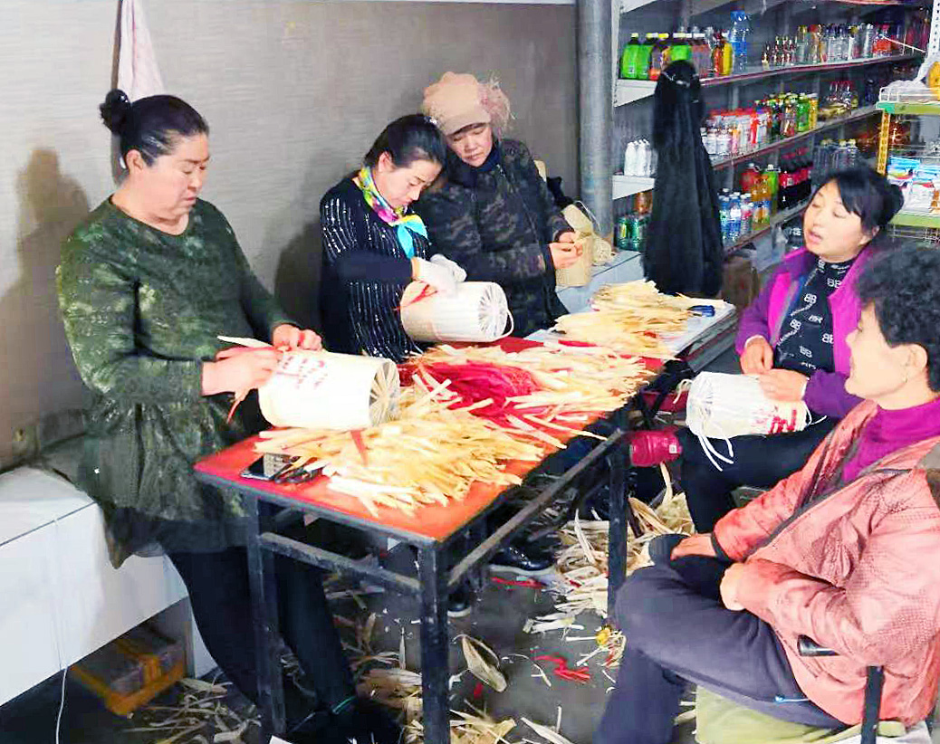 柳峪村振兴有了“加油站” 昔日燎荒都嫌费事的苞米叶摇身变成“金疙瘩”